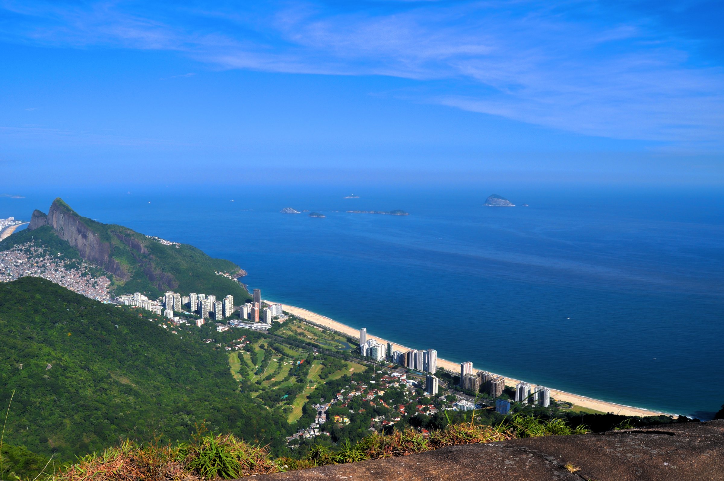 From the top of Pedra Bonita, the launch ramp looks down onto São Conrado and the Joá coast beyond.